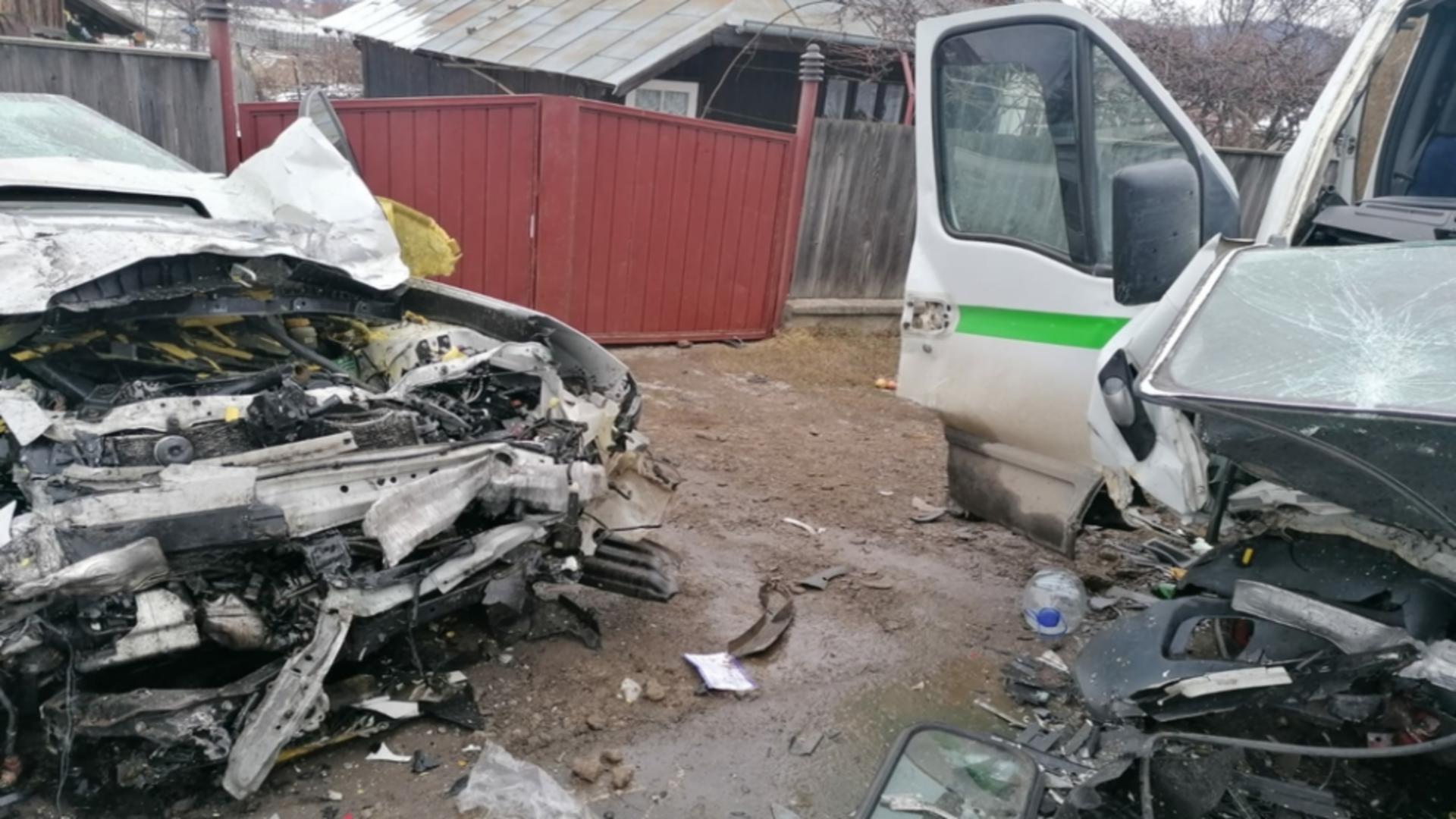 Accident grav între o autoutilitară și un autoturism, la Vânători Neamț. Trei persoane au fost transportate la spital