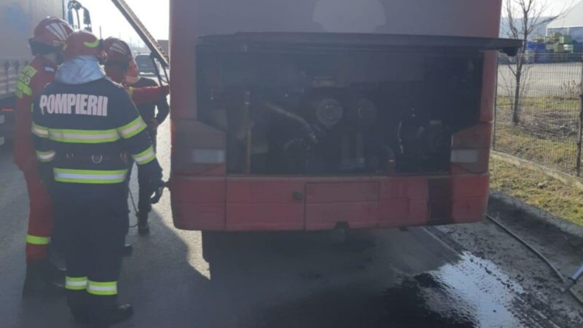 Un autobuz cu aproximativ 30 de persoane la bord a luat foc în mers