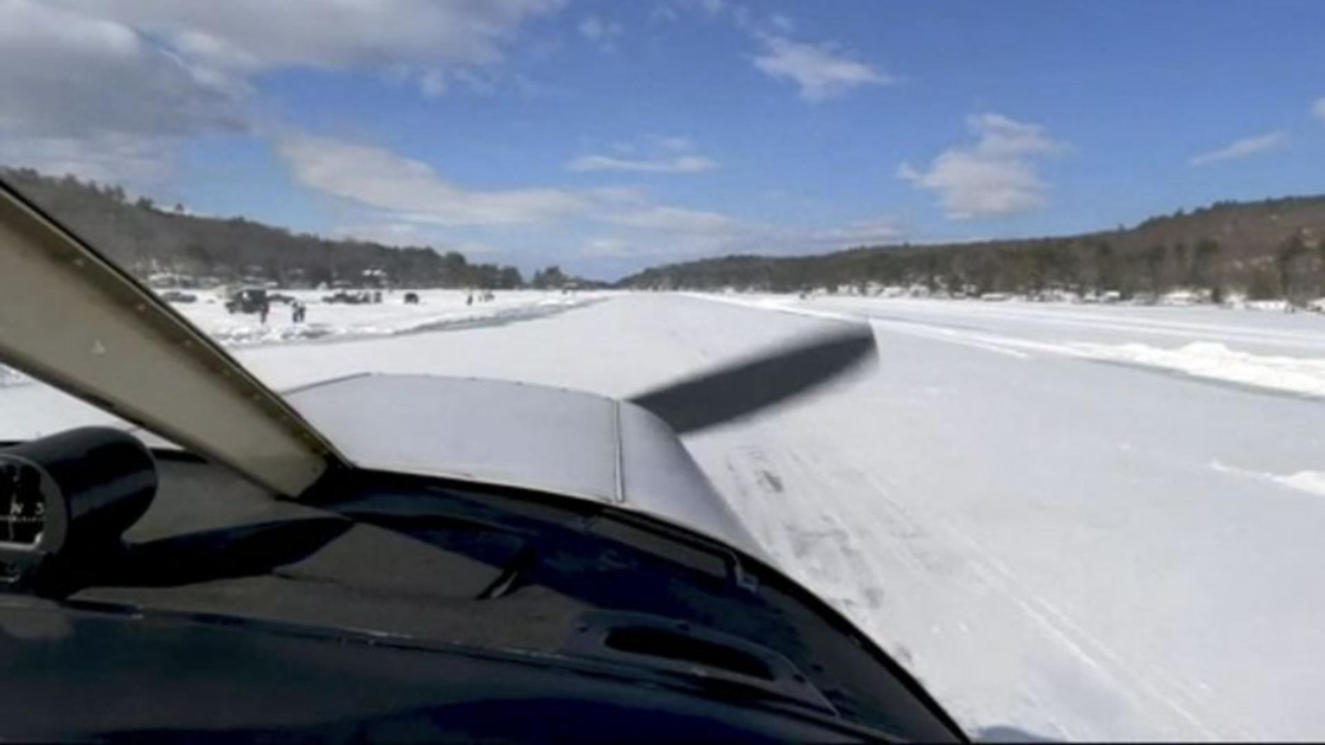 Un avion aterizează pe pista înghețată a unui lac