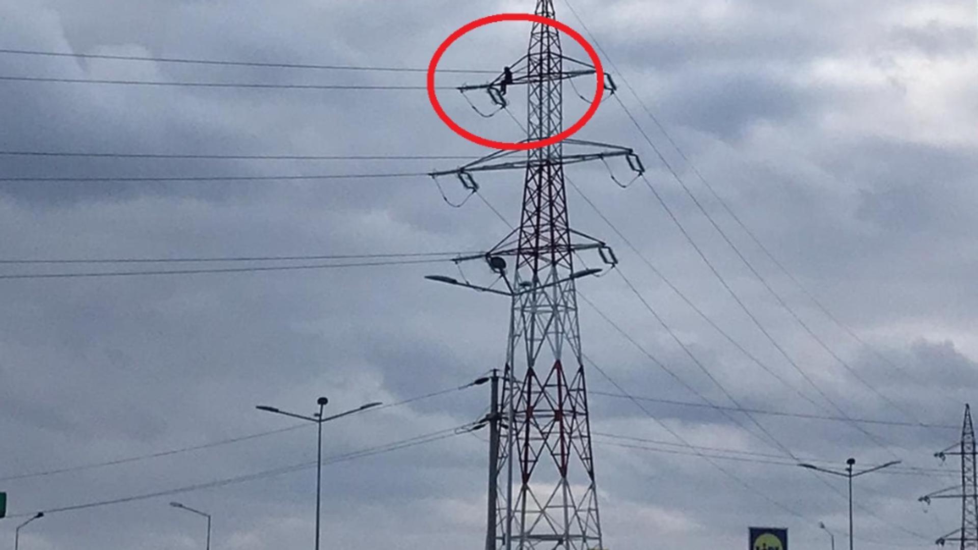 Un bărbat a amenințat că se aruncă de pe un stâlp de înaltă tensiune din Focșani - FOTO/VIDEO