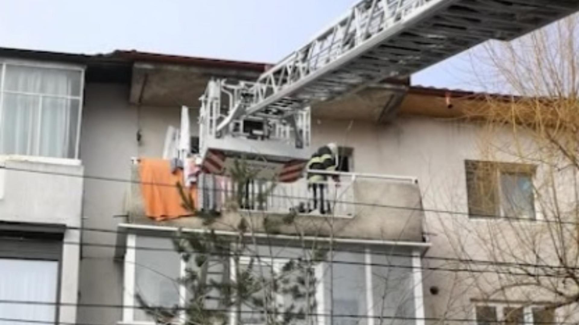 Micuțul și-a închis bunica pe balcon și nu a cedat rugăminților acesteia de a debloca ușa - VIDEO
