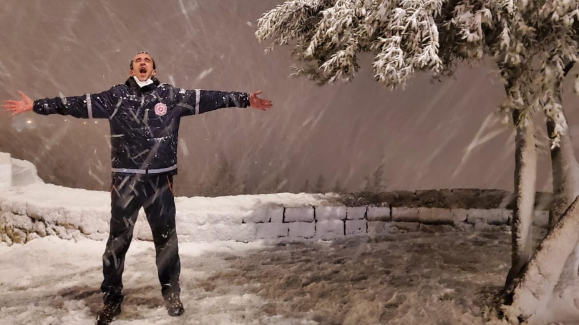 Locuitorii din Ierusalim de bucură de prima zăpadă după 7 ani