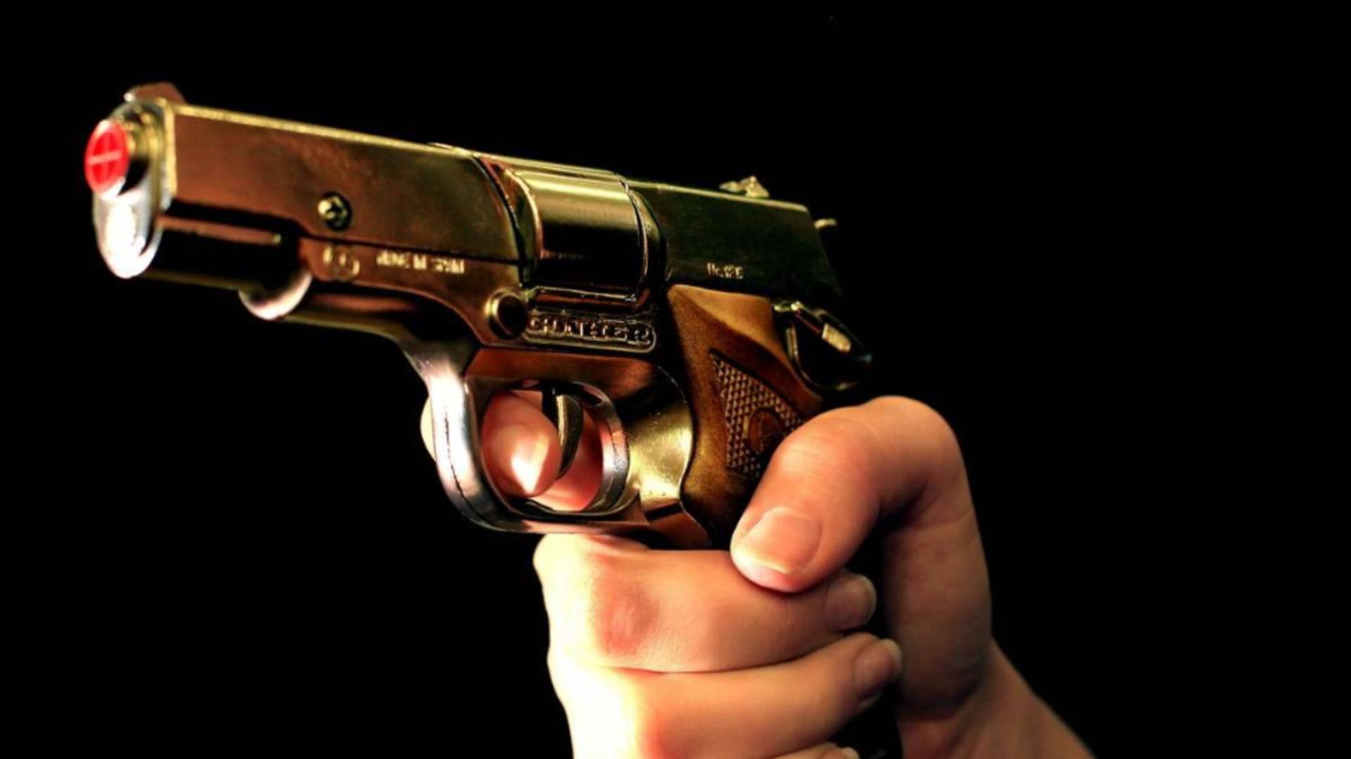  O femeie din Reșița a fost împușcată de iubitul ei cu un pistol cu bile