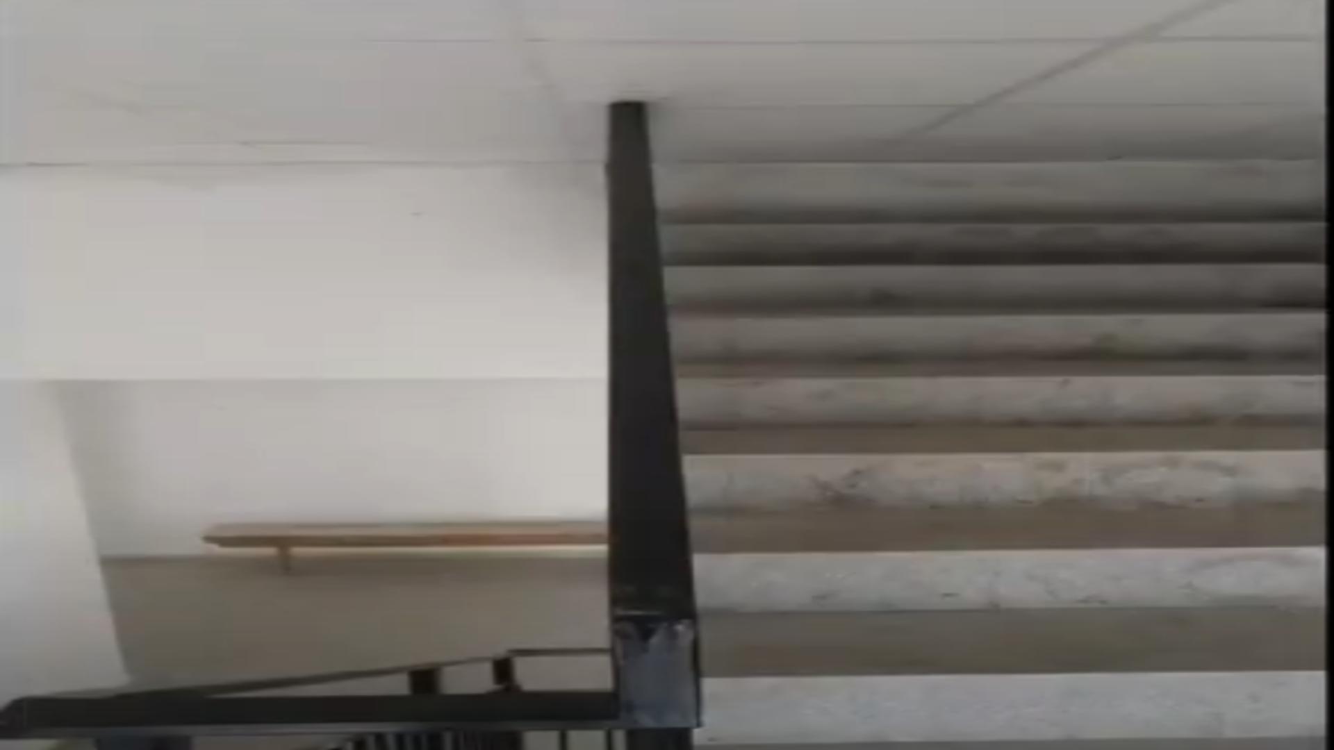 Clădire nouă cu scări care duc nicăieri