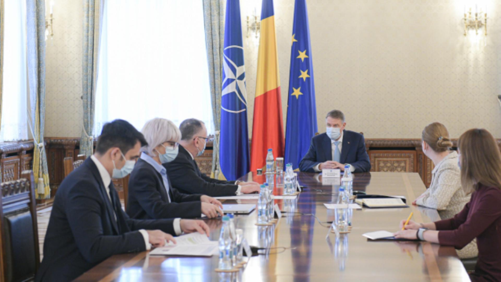 Întâlnire Klaus Iohannis - Sorin Cîmpeanu, la Cotroceni. Foto: presidency.ro