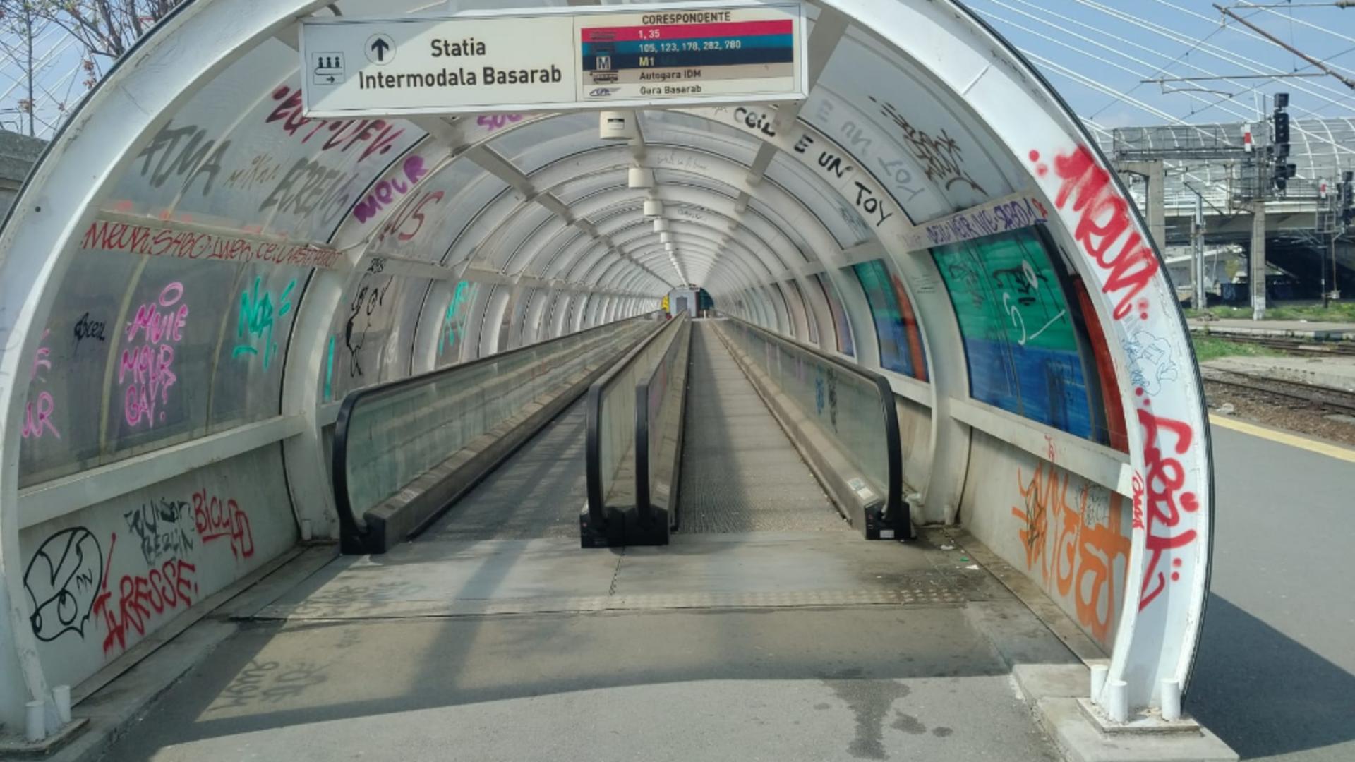 Gara de Nord și Gara Basarab trebuiau să aibă o legătură pietonală între ele. Trotuarul rulant există, dar este în paragină. Foto: clubferoviar.ro