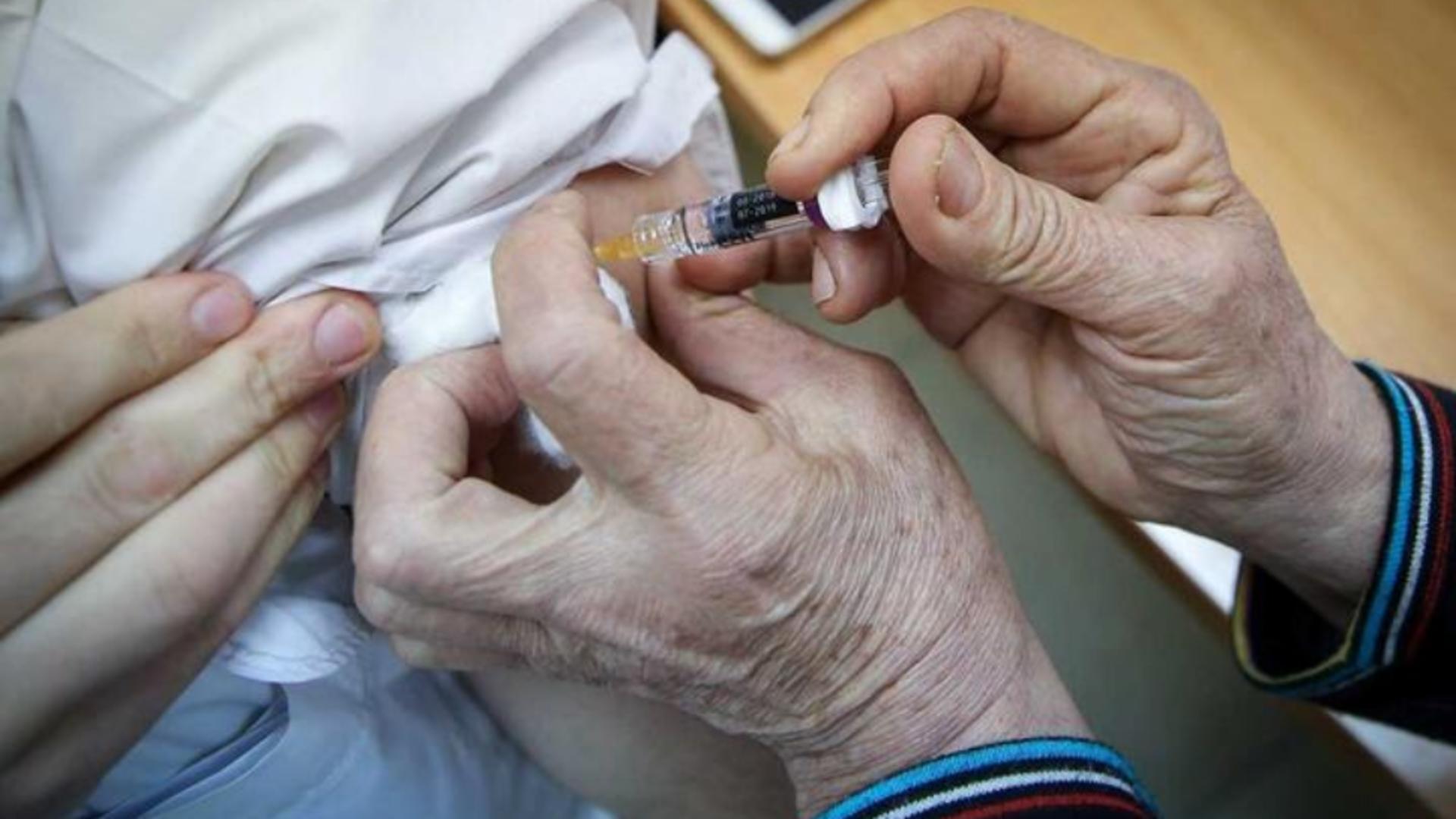 Vaccinarea unei persoane vârstnice (foto generic)