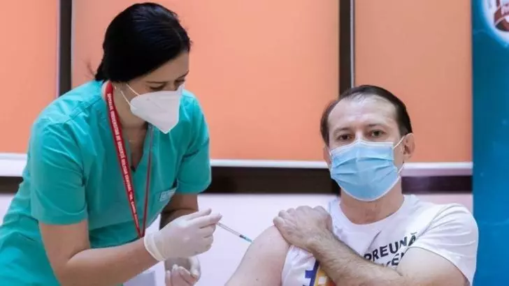 Premierul României, Florin Cîțu - prima doza de vaccin antiCovid
