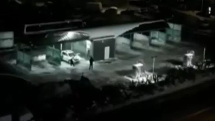 Polițist dă indicații prin megafon, spălătorie Suceava