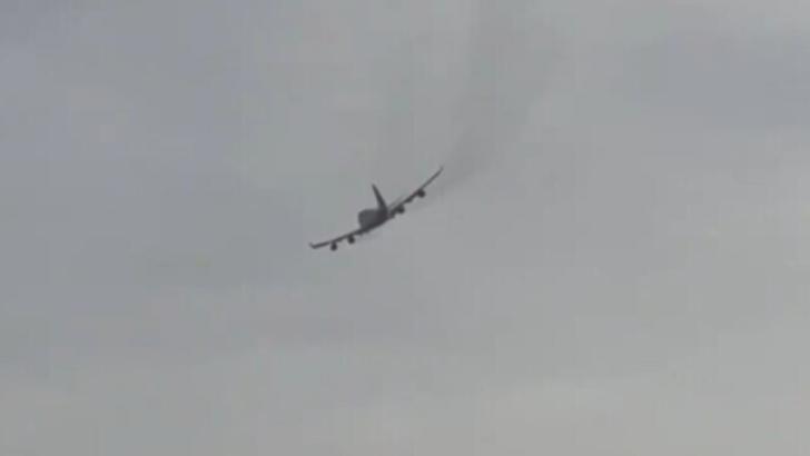 VIDEO - Incident aviatic - Bucăți din motorul unui avion au căzut la decolare - Mai multe mașini au fost distruse