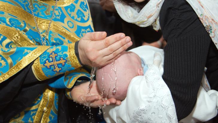 Bebeluș mort după botez