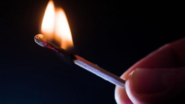 Bărbatul a suferit arsuri la nivelul ambelor mâini şi la nivelul coapsei drepte