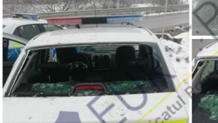 Echipaj de poliție atacat cu bâte și pietre lângă Târgu Lăpuș, jud. Maramureș Foto: Europol/Facebook