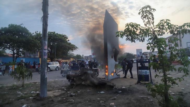 FOTO Monolitul misterios a apărut și în Congo, dar nu a rezistat prea mult dorinței localnicilor de a-l incendia FOTO Yahoonews