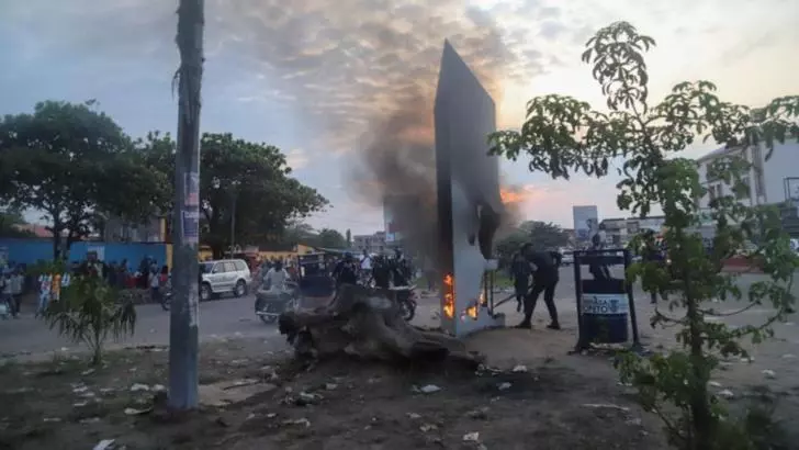 FOTO Monolitul misterios a apărut și în Congo, dar nu a rezistat prea mult dorinței localnicilor de a-l incendia FOTO Yahoonews
