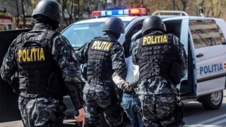 Poliția duce la autospecială un suspect reținut FOTO Inquam