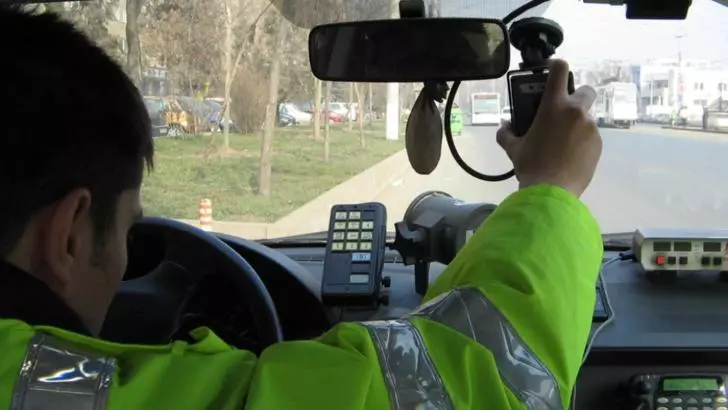 FOTO | Ce se întâmplă dacă te prinde Poliția Rutieră cu numărul de înmatriculare murdar