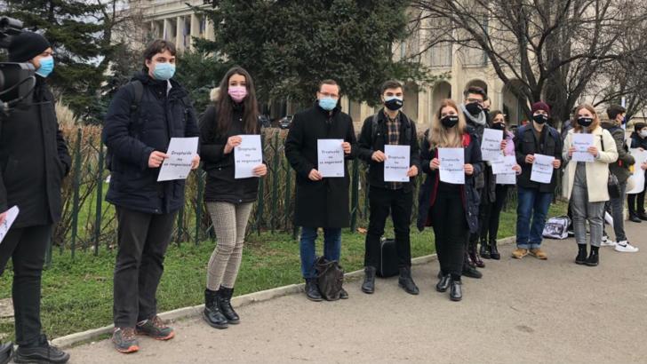 Protest al elevilor și studenților față de eliminarea gratuității pe transport Foto: Facebook.com