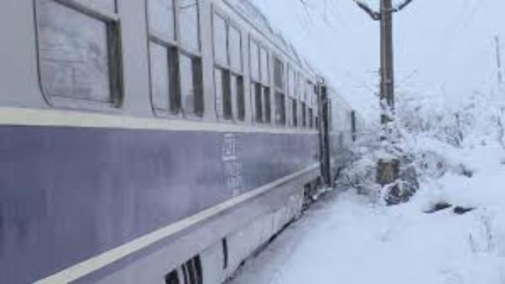 Tren blocat de zăpadă (foto arhivă)