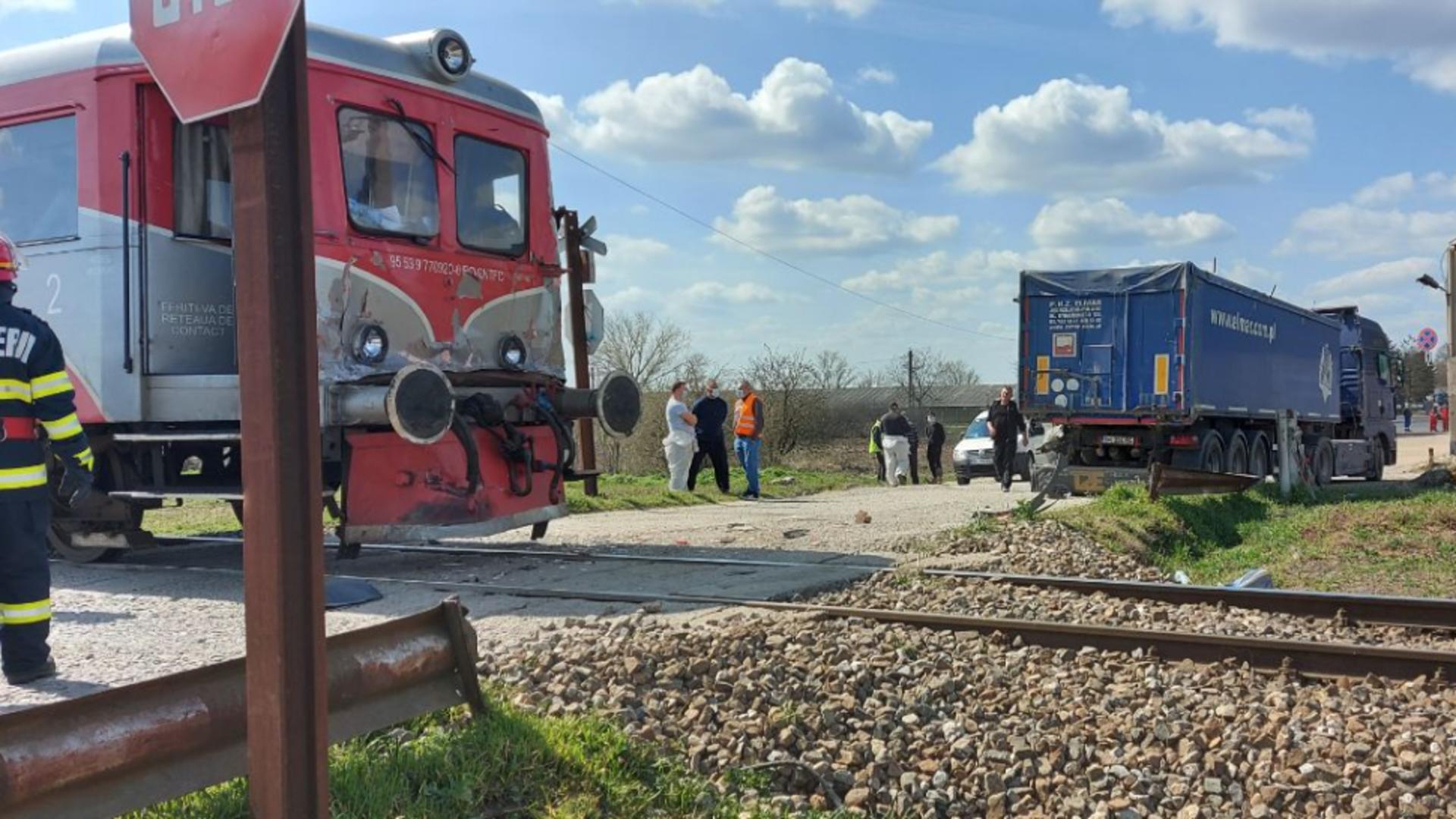 Trenul regio Moravița - Timișoara a lovit un camion
