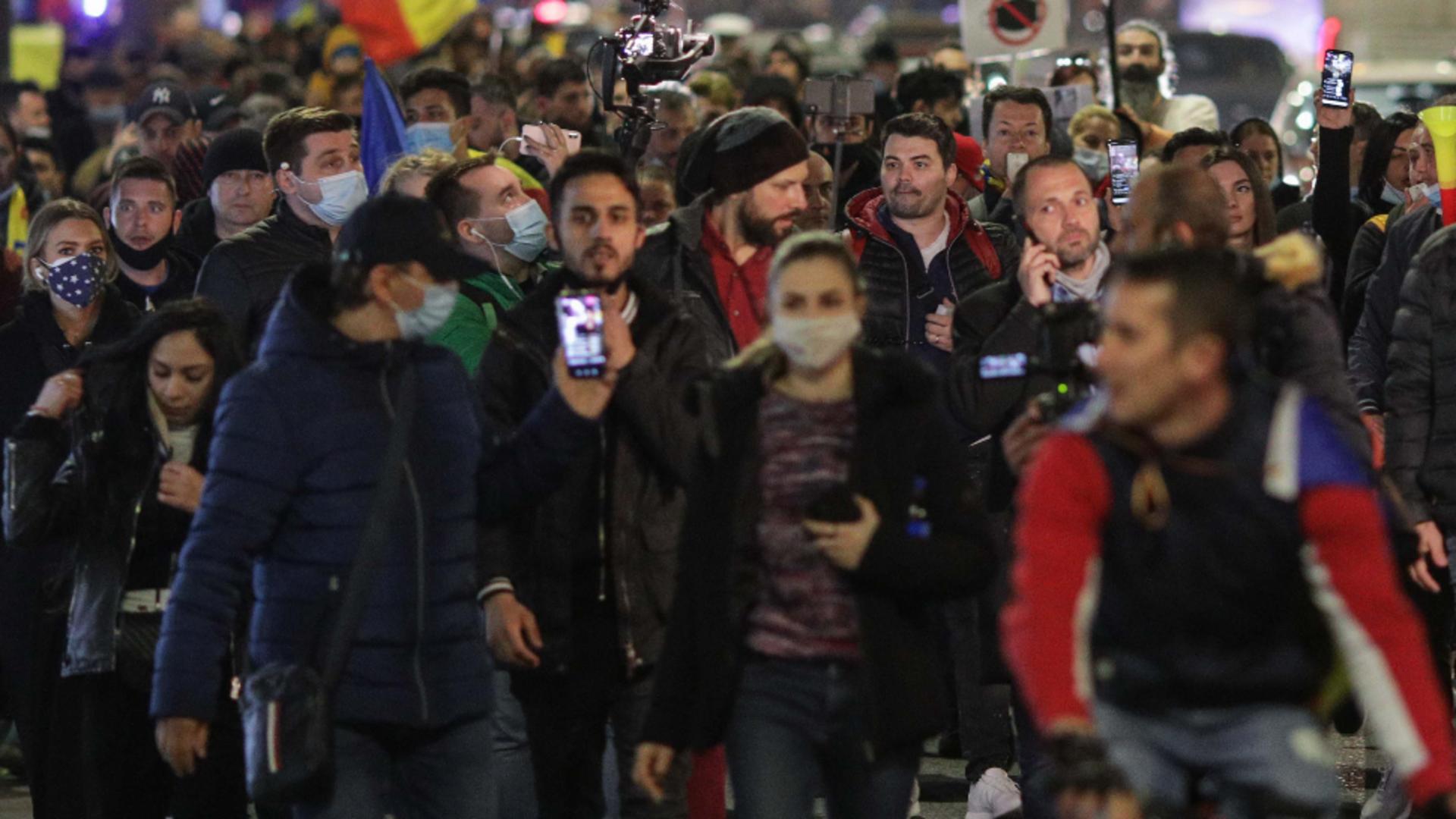În jur de 1.500 de persoane au protestat, aseară, în Capitală, împotriva restricțiilor anti-Covid / Foto: Inquam Photos