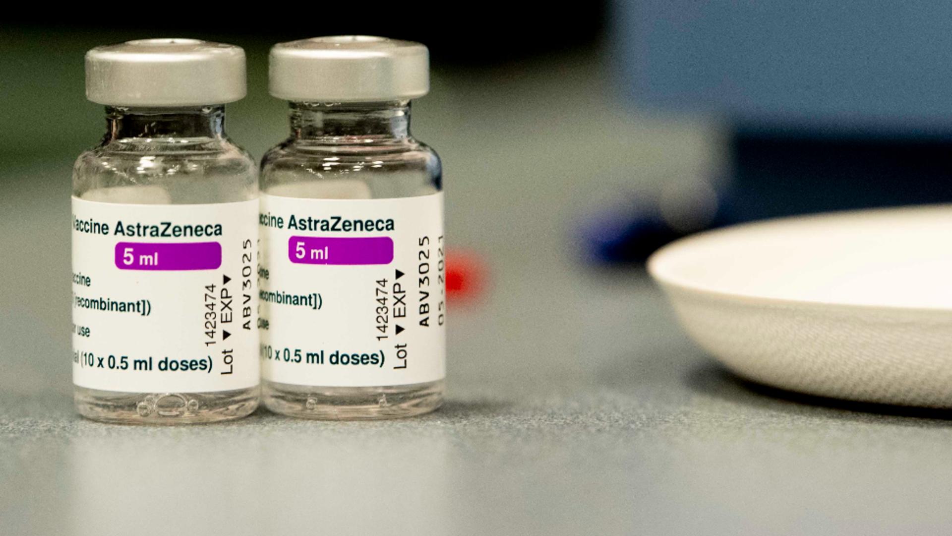 Sute de doze de vaccin AstraZeneca, nefolosite în Timiș. Foto: Profi Media
