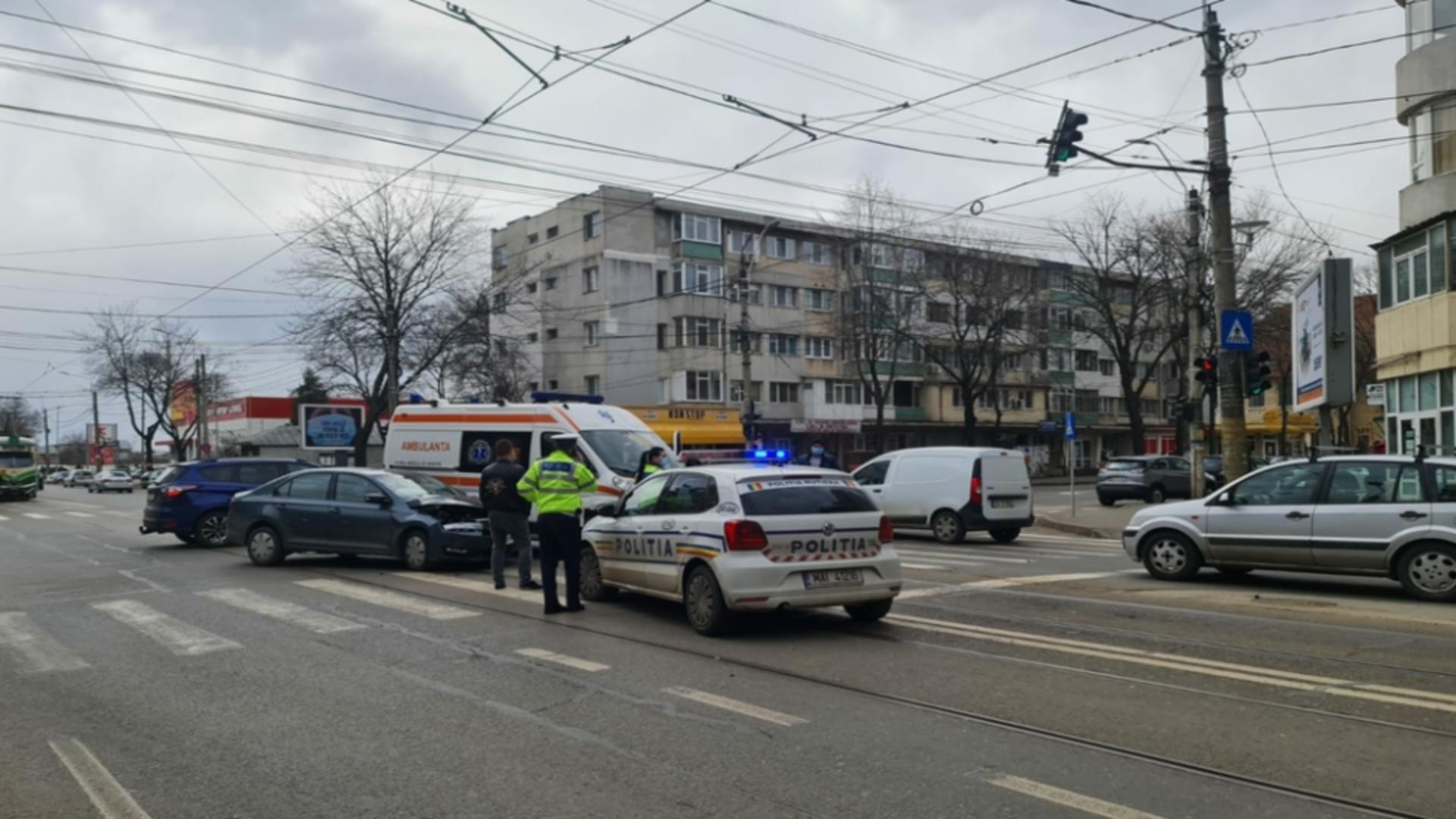 Ambulanță implicată în accident, în Brăila