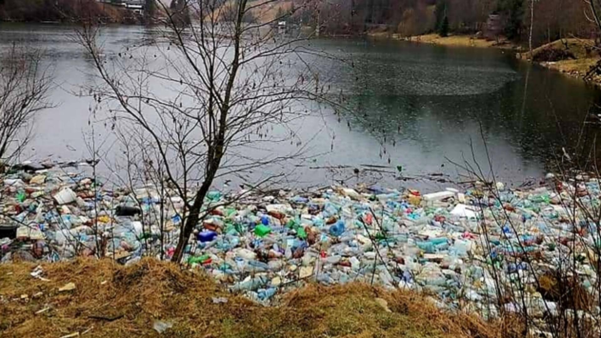 Gunoaie pe un lac de acumulare din Argeș