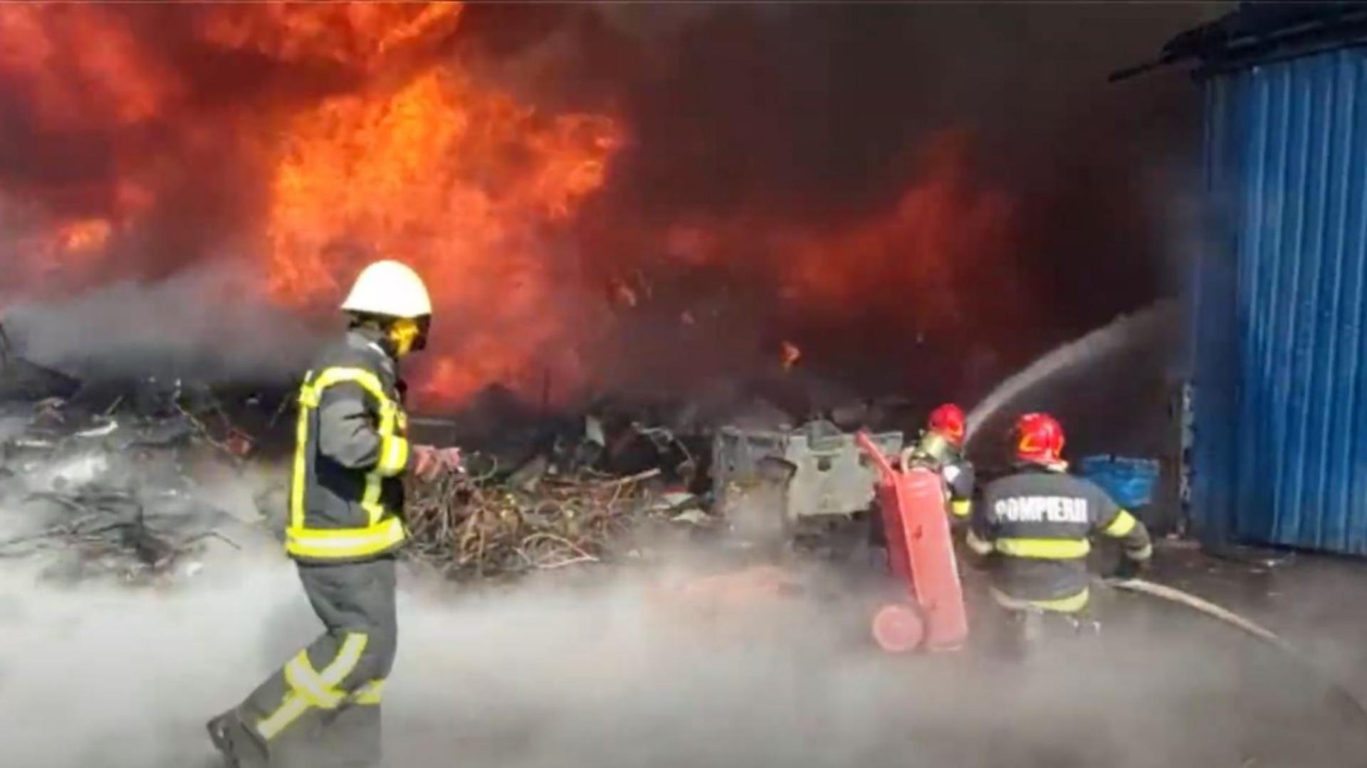 Un depozit de materiale pentru recilcare a luat foc în Arad