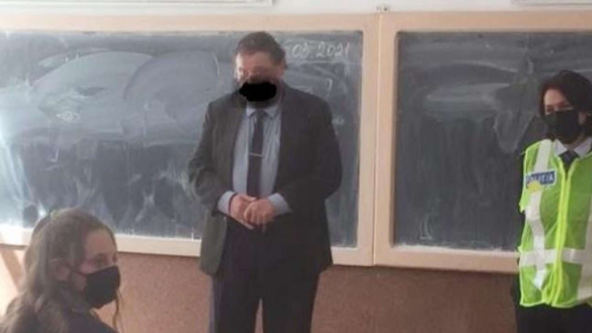 Mască de protecție COVID-19 desenată pe fața unui profesor Foto: IPJ Suceava