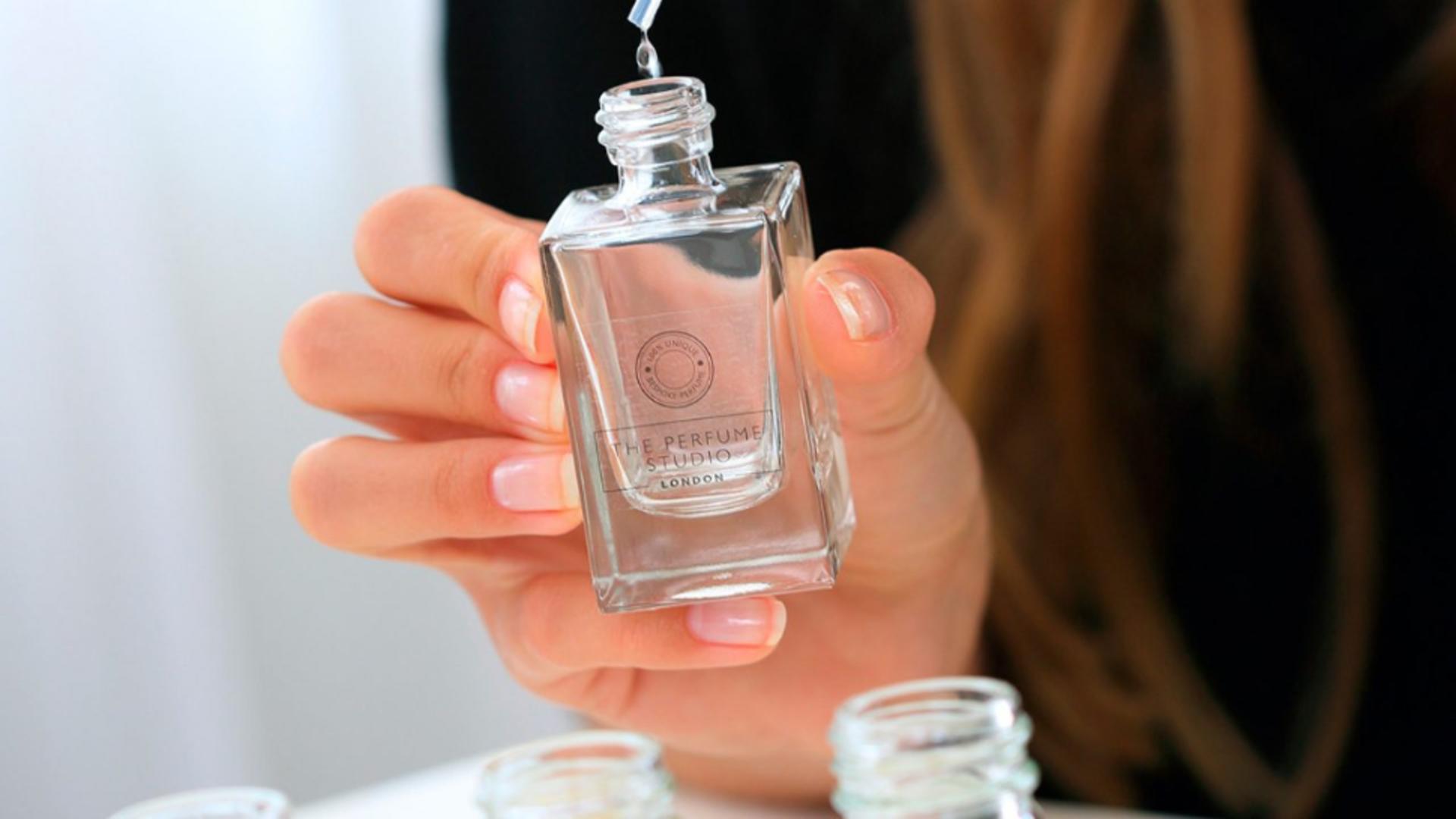 Top 3 greșeli pe care le faci atunci când te dai cu parfum! Secretul pentru ca mirosul să persiste mai mult pe piele