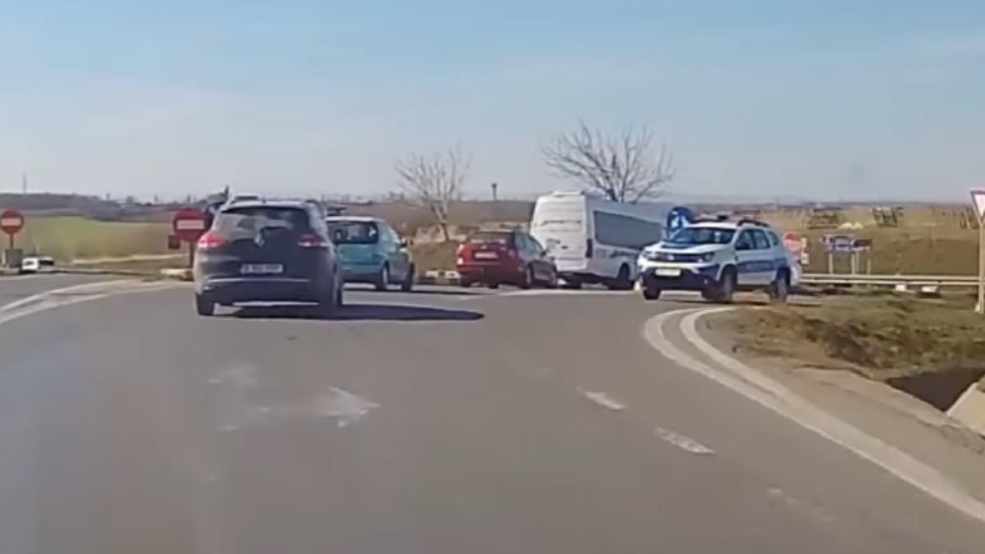 Autospecială Poliție pe contrasens la intrarea în Tecuci Foto: Facebook.com