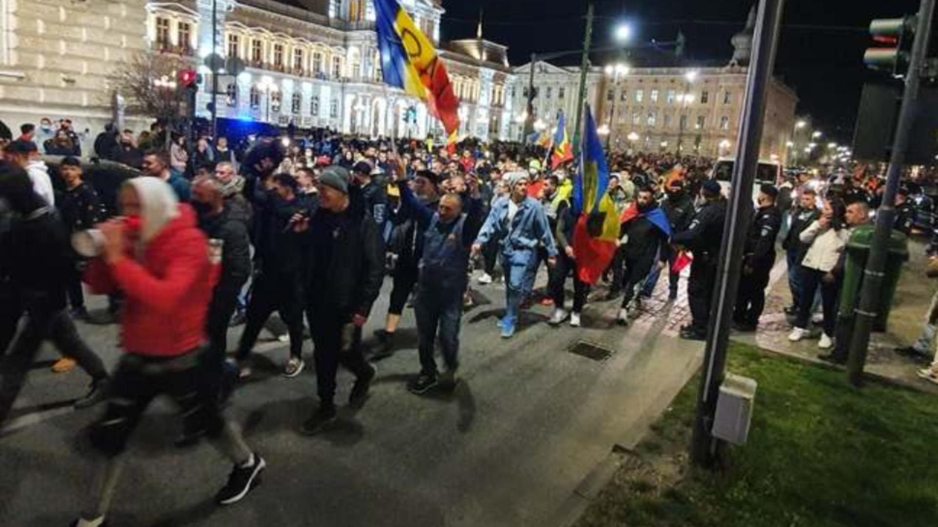 Proteste anti-restricții în Arad, Constanța/Incident violent la Prefectura Constanța Foto: TomisNews.ro