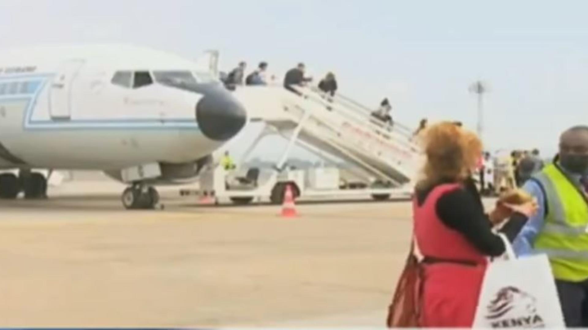 Primul avion cu turiști sosit în Kenya, după lungi perioade de restricții, a fost primit cu bucurie de către localnici