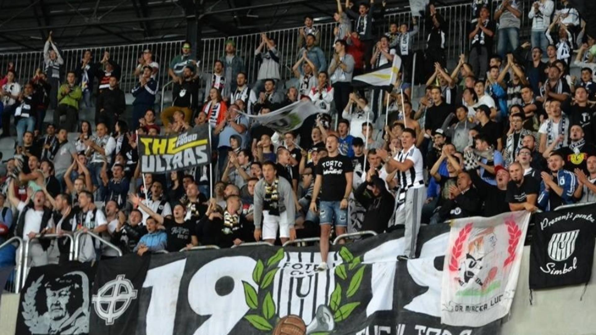 FOTO | Suporterii echipei „U” Cluj au afișat un banner incendiar la adresa lui Vasile Dîncu: „Cât să mai suportăm circul ăsta?”