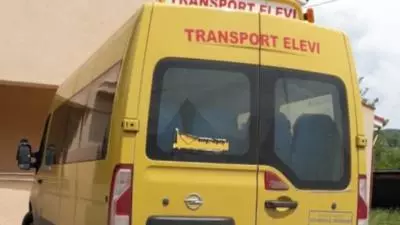 Un copil în vârstă de 13 ani, din comuna vâlceană Laloşu, a fost bătut de un bărbat în vârstă de 42 de ani, în timp ce se afla în microbuzul şcolar