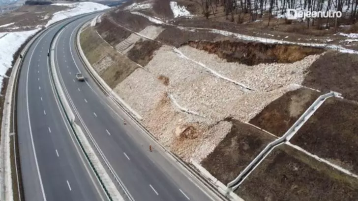 Alunecare teren Autostrada Transilvania, km 52 / Foto: Captură Dejeanul.ro