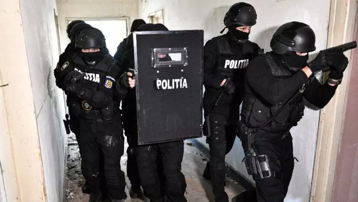 Polițistul care a coordonat cazul Onești a fost transportat în stare gravă, la spital / Foto: Inquam Photos, Justinel Stavaru