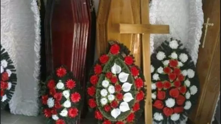 FĂRĂ sicrie și coroane la vedere