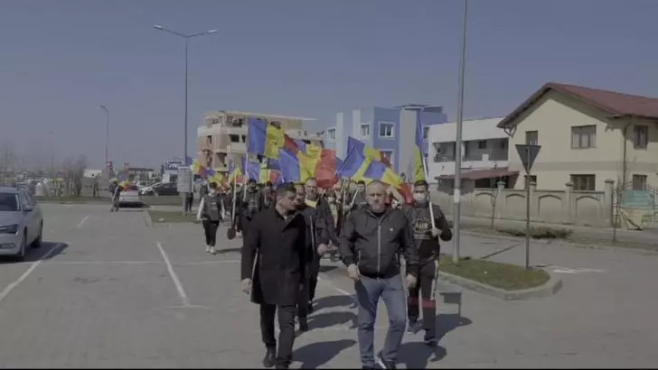 George Simion, la plimbare prin centrul orașului Bragadiru, fără mască