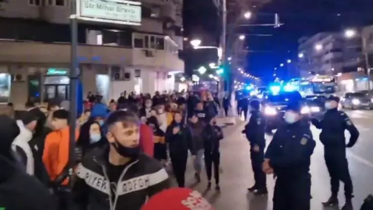 Mai multe sute de persoane din Brăila protestează împotriva noilor restricții impuse de autorități