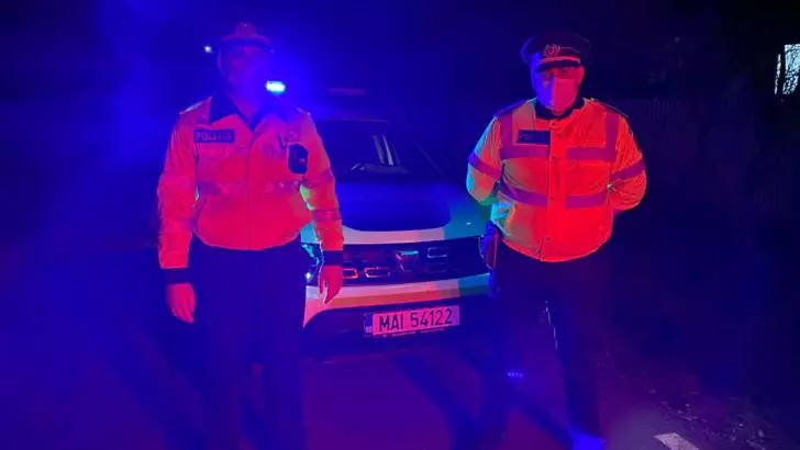 Cei doi polițiști au intrat în casă și l-au scos pe brațe pe bătrânul de 76 de ani.