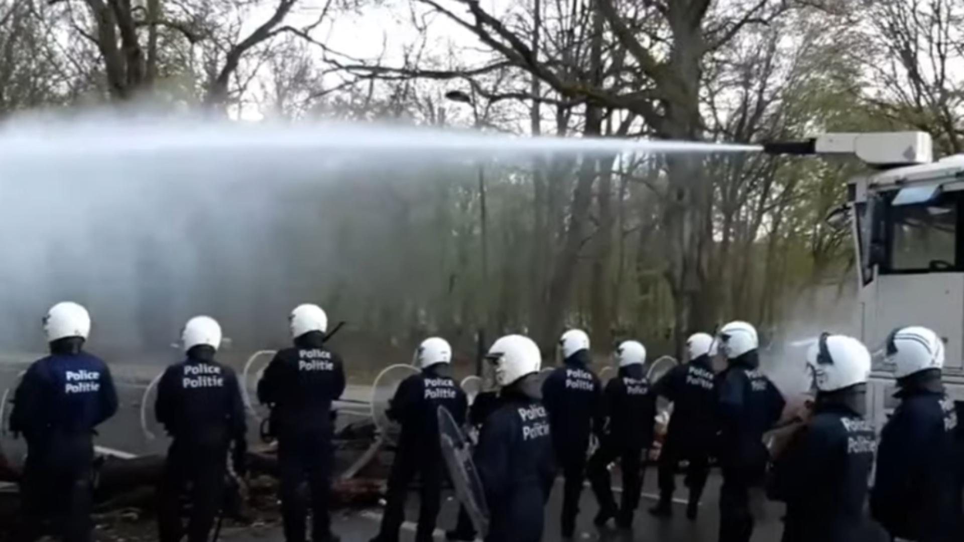 Ciocniri violente în Belgia, între protestatarii anti-restricții și poliție