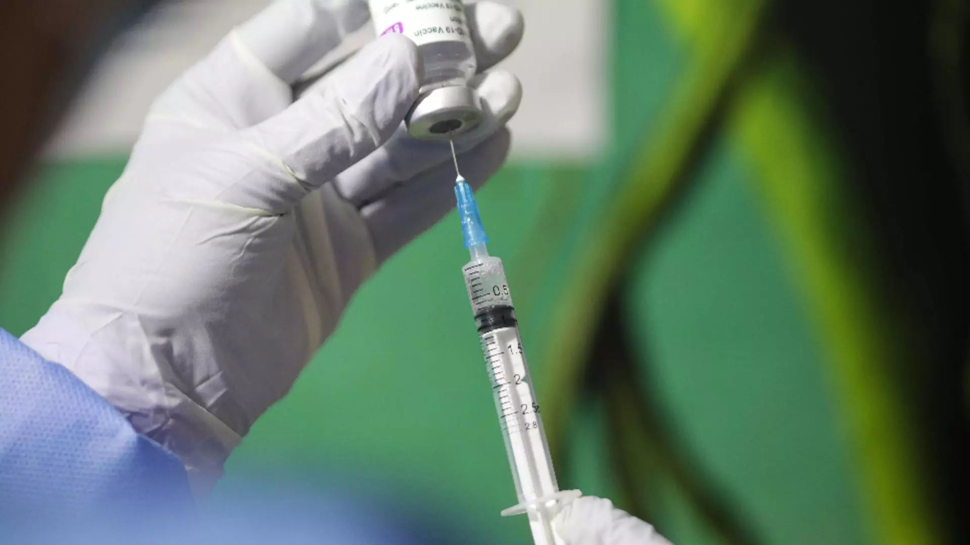 Se deschid centrele de vaccinare drive-thru