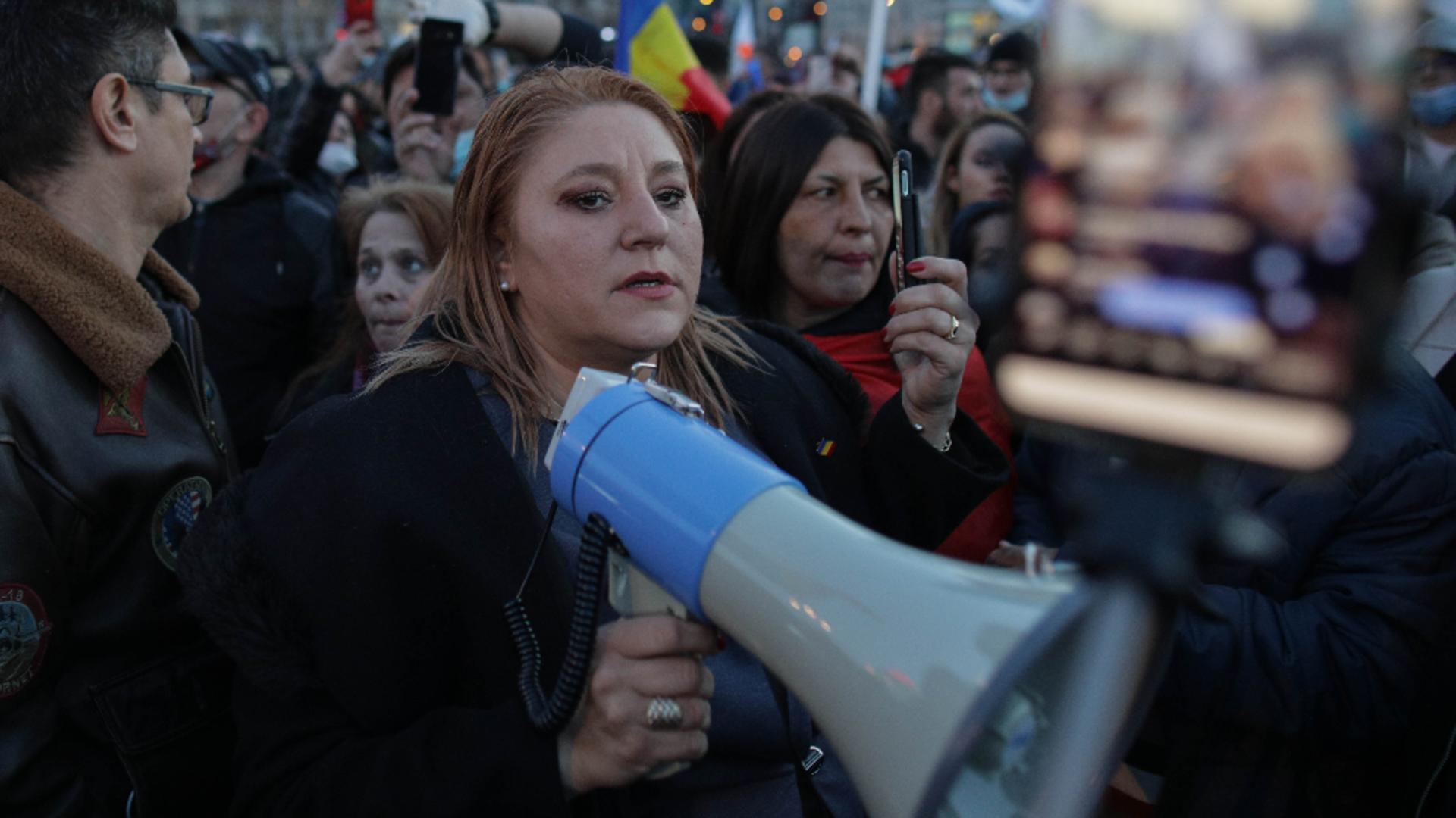 Senatoarea Diana Șoșoacă, amendată pentru protestul anti-restricții din 29 martie 2021 Foto: InquamPhotos/Octav Ganea