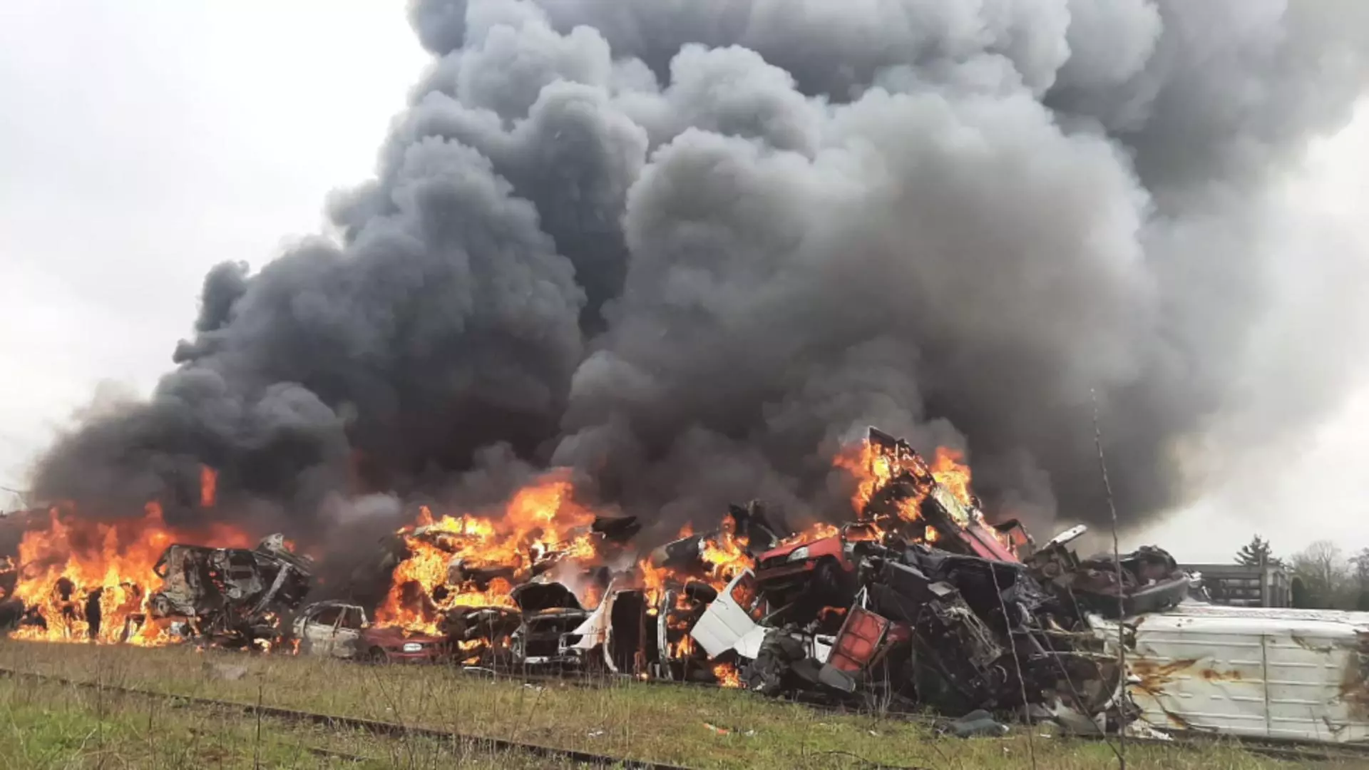 Incendiu de proporții la un centru de colectare