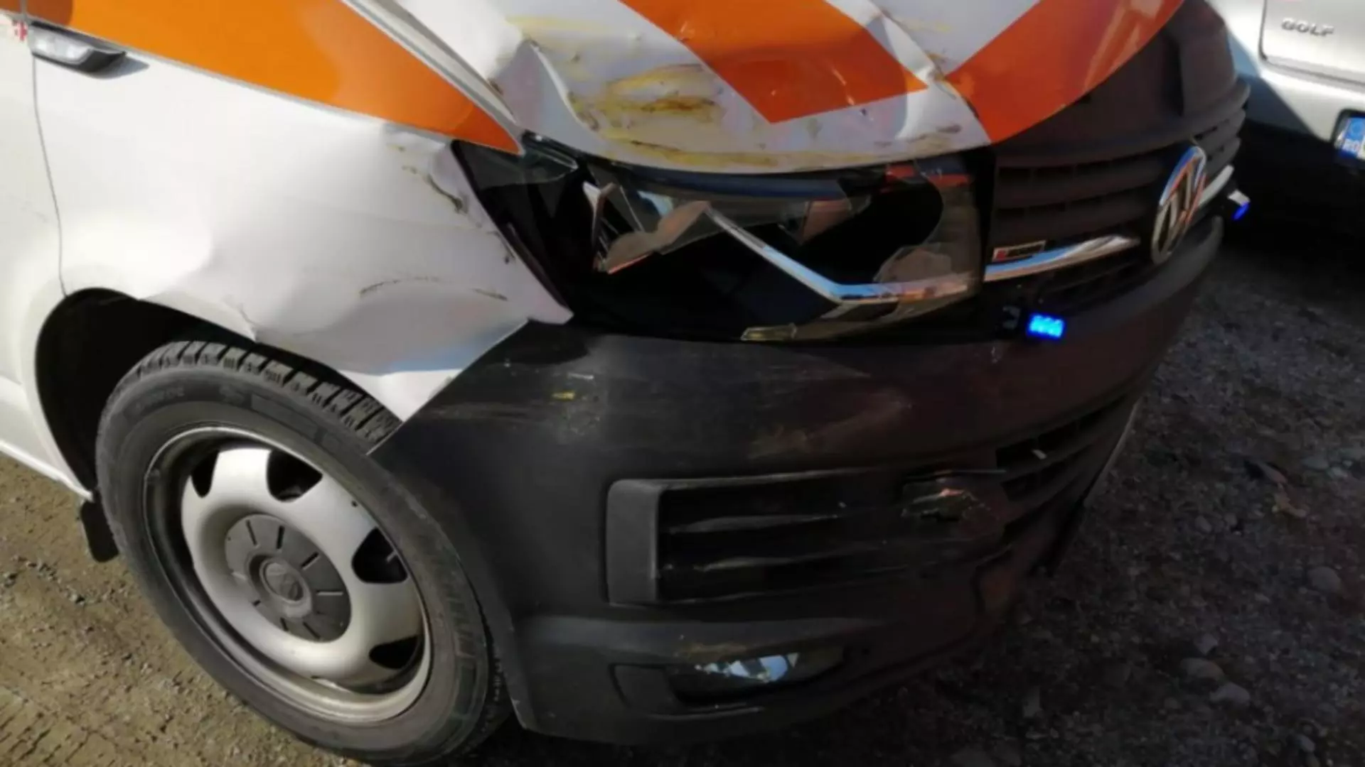 Ambulanță în misiune, implicată într-un accident