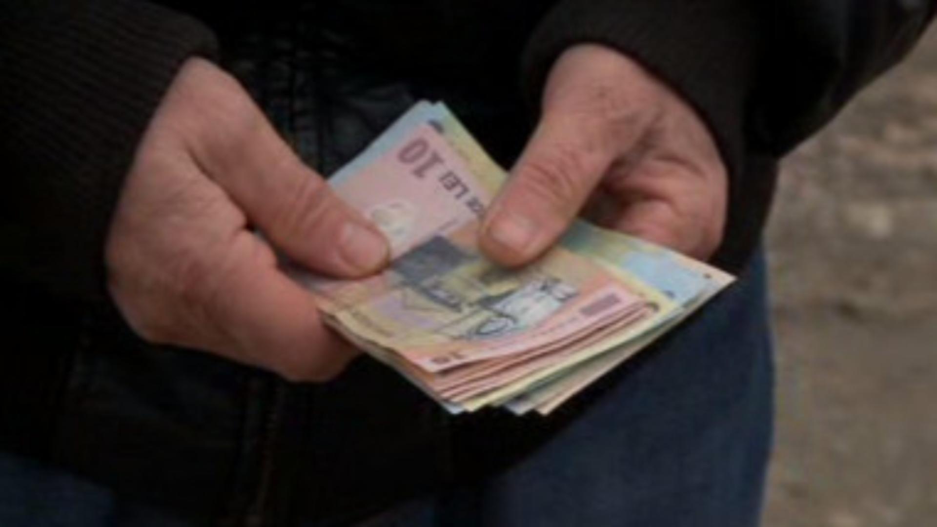Un localnic a găsit o sumă importantă de bani pe stradă.
