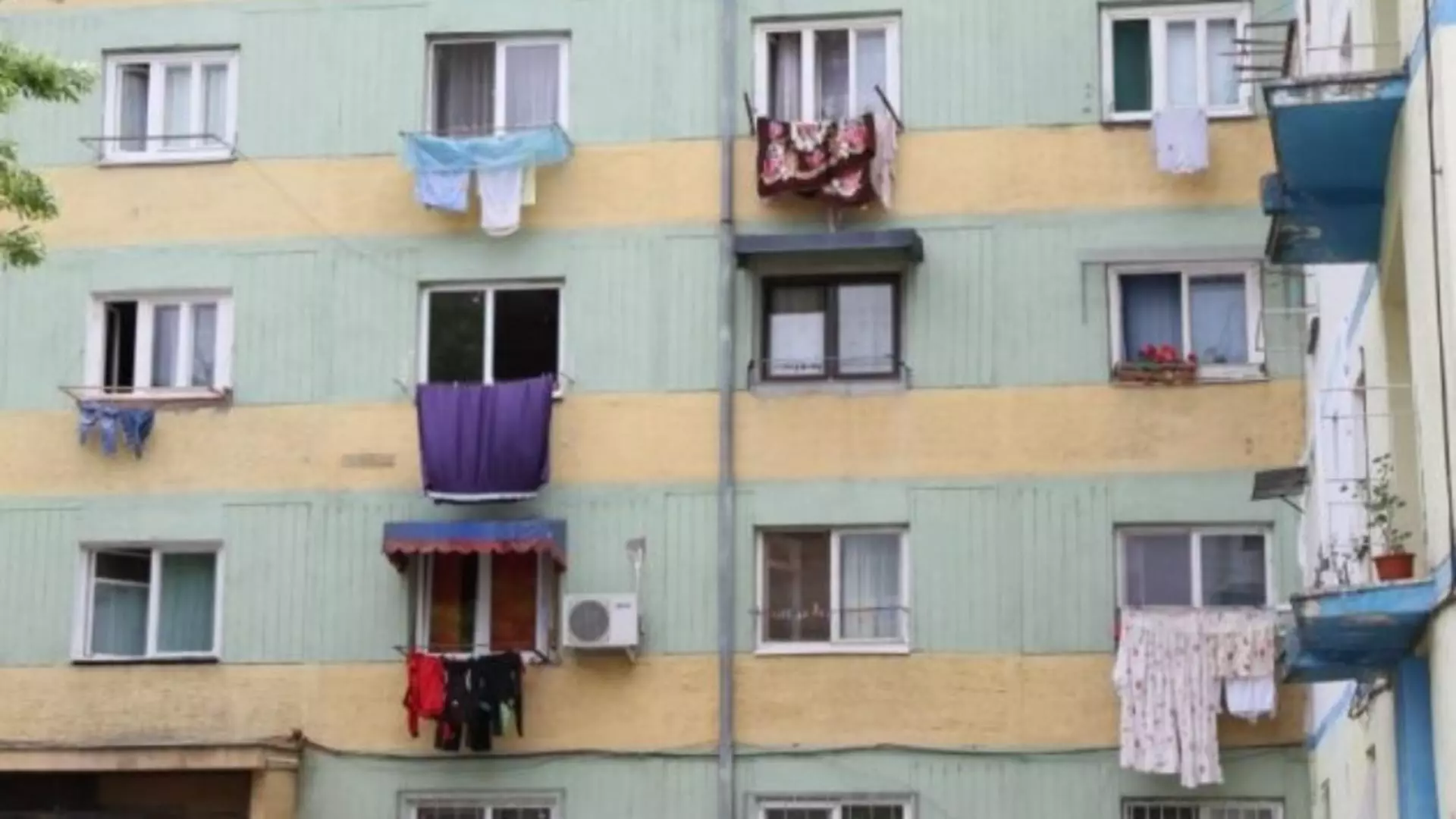 La Constanța, cine își usucă hainele în exteriorul blocului va fi amendat cu 1.000 de lei