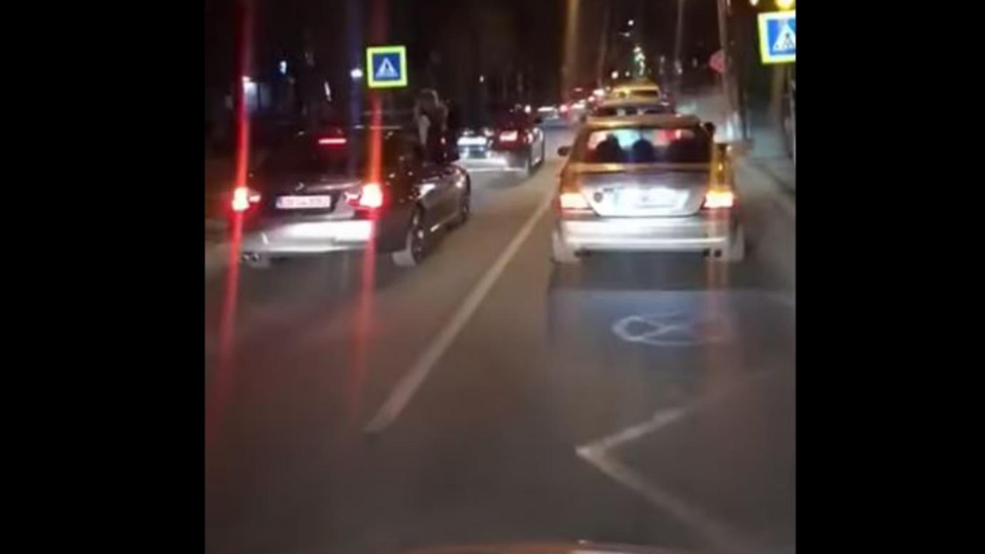 Aproape 60 de șoferi au străbătut străzile din Bistriţa cu viteză redusă, cu semnalele de avarie pornite şi claxonând în continuu Foto captură video